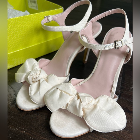 Ted Baker Heevia Moire satin bow heeled sandals- Ivory size 6.5 wedding shoes - Picture 4 of 9